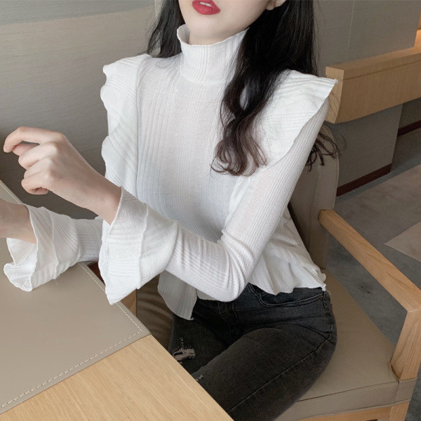 Μοντέρνα γυναικεία μπλούζα με βολάν σε λευκό και μαύρο χρώμα