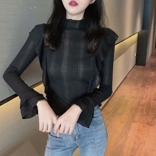 Μοντέρνα γυναικεία μπλούζα με βολάν σε λευκό και μαύρο χρώμα