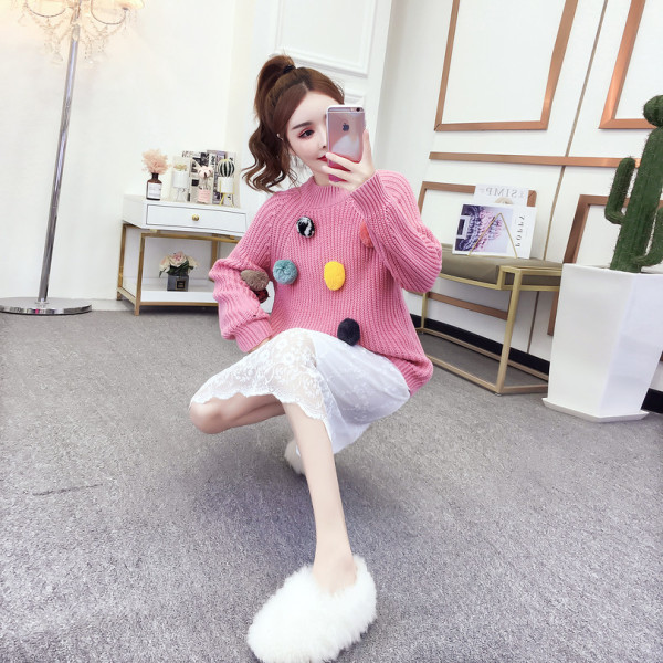 Modern női pulóver bézs és rózsaszín 3D elemekkel