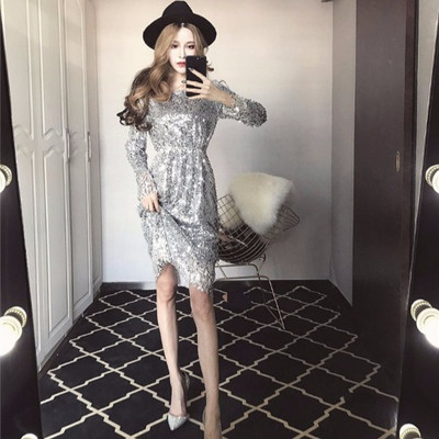 Modern női ruha szürke és fekete flitterekkel