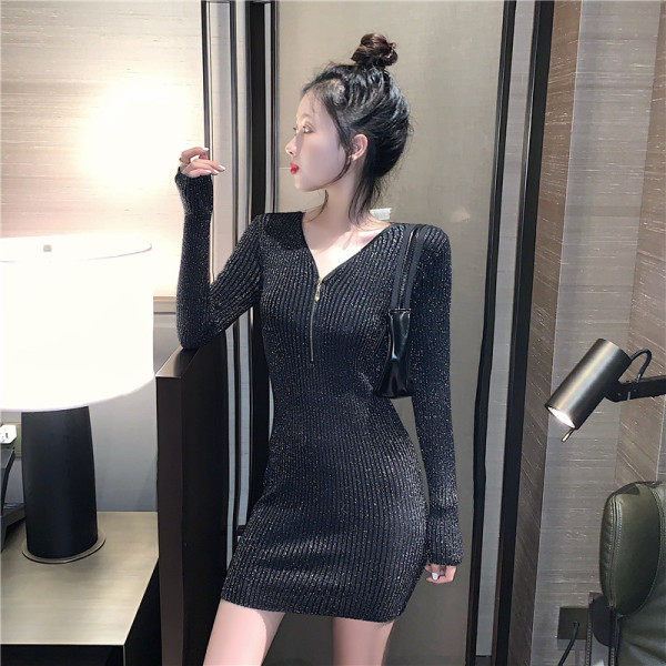 Σύντομο γυναικείο φόρεμα με φερμουάρ και με γιλιστερό εφέ σε μαύρο χρώμα