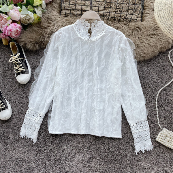 Μοντέρνο γυναικείο πουκάμισο με δαντέλα και ψηλό γιακά σε λευκό και μπεζ χρώμα