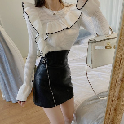 Női testhezálló blúz ovális nyakkivágással és fürtökkel