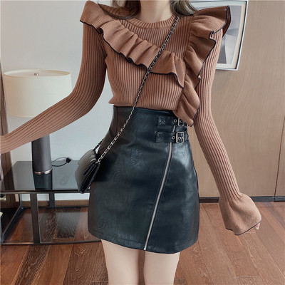 Női testhezálló blúz ovális nyakkivágással és fürtökkel