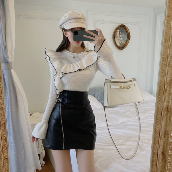 Női testhezálló blúz ovális nyakkivágással és fürtökkel