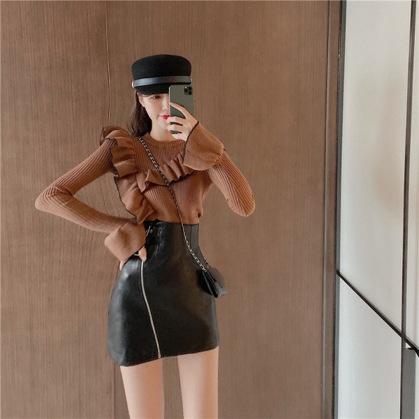 Női testhezálló blúz ovális nyakkivágással és fürtökkel