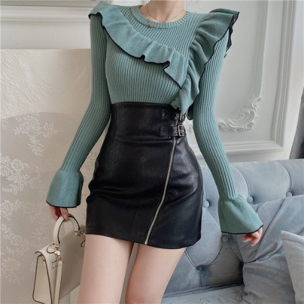 Női testhezálló blúz ovális nyakkivágással és fürtökkel