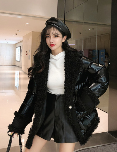 Χειμερινό γυναικείο μπουφάν με μαλακή επένδυση σε μαύρο και άσπρο χρώμα