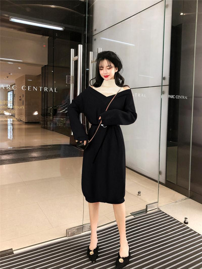 Μοντέρνο γυναικείο φόρεμα με λαιμόκοψη σε μαύρο και κόκκινο χρώμα