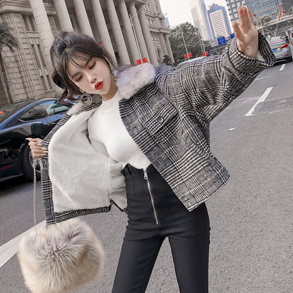 Női kockás kabát pehelygallérral - széles modell