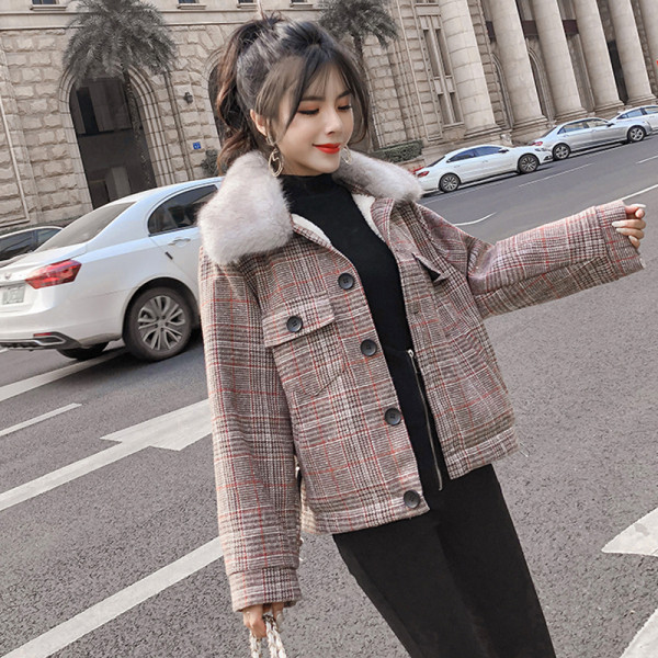 Női kockás kabát pehelygallérral - széles modell