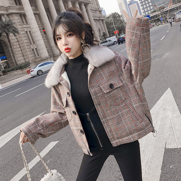 Női kockás kabát pehelygallérral - széles modell