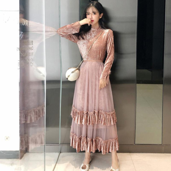 Κομψό γυναικείο φόρεμα με δαντέλα σε μαύρο και ροζ χρώμα