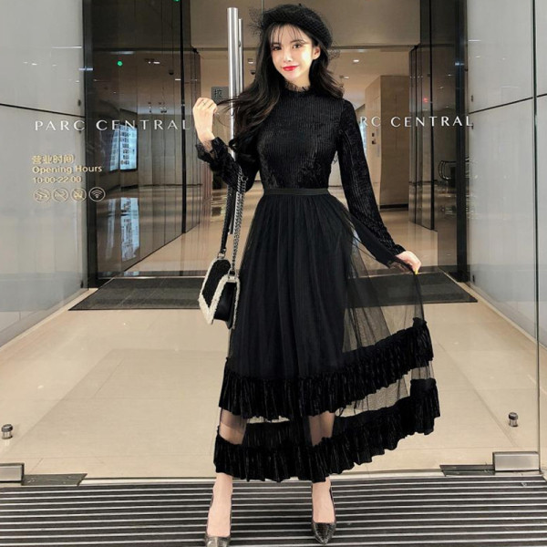 Κομψό γυναικείο φόρεμα με δαντέλα σε μαύρο και ροζ χρώμα