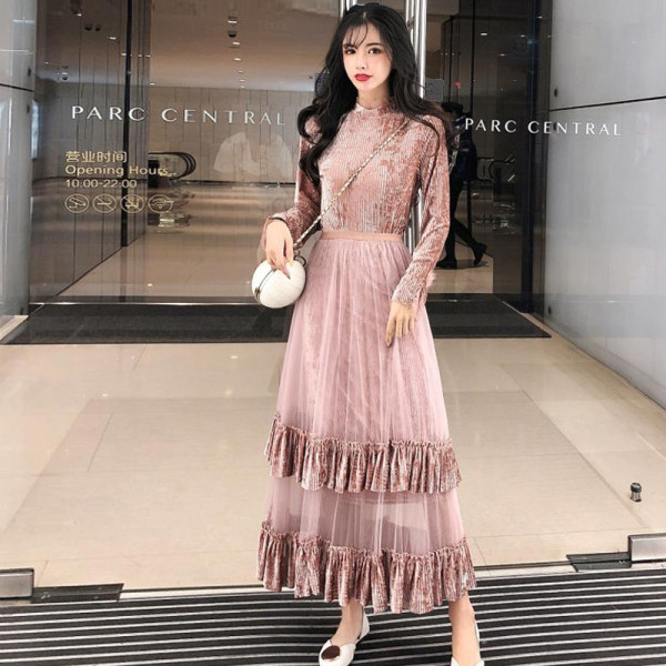 Κομψό γυναικείο φόρεμα με δαντέλα σε μαύρο και ροζ χρώμα