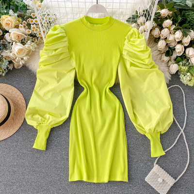 Modern női ruha ovális nyakkivágással és széles ujjakkal több színben