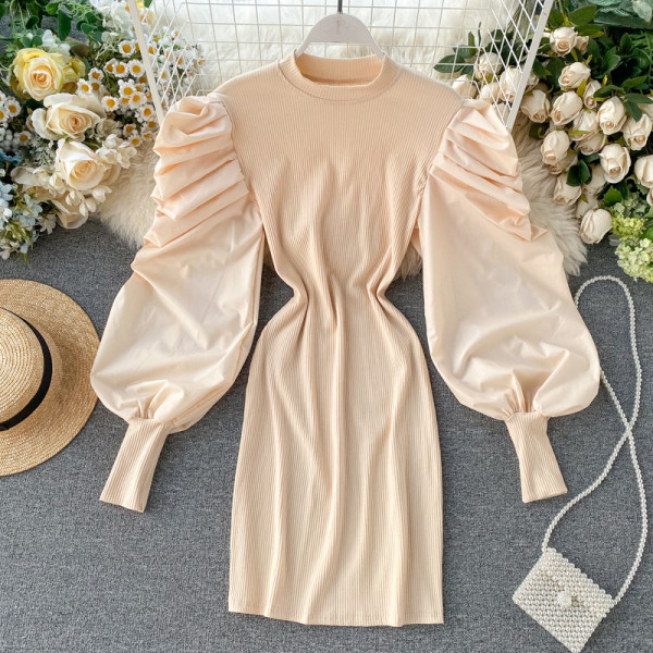 Modern női ruha ovális nyakkivágással és széles ujjakkal több színben