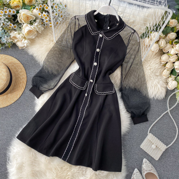 Új modell női ruha fekete színben, tüll ujjakkal és gombokkal