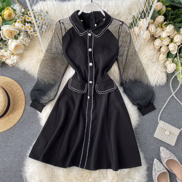 Új modell női ruha fekete színben, tüll ujjakkal és gombokkal