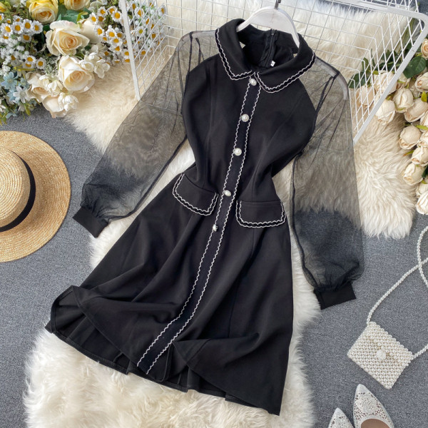 Új modell női ruha fekete színben, tüll ujjakkal és gombokkal