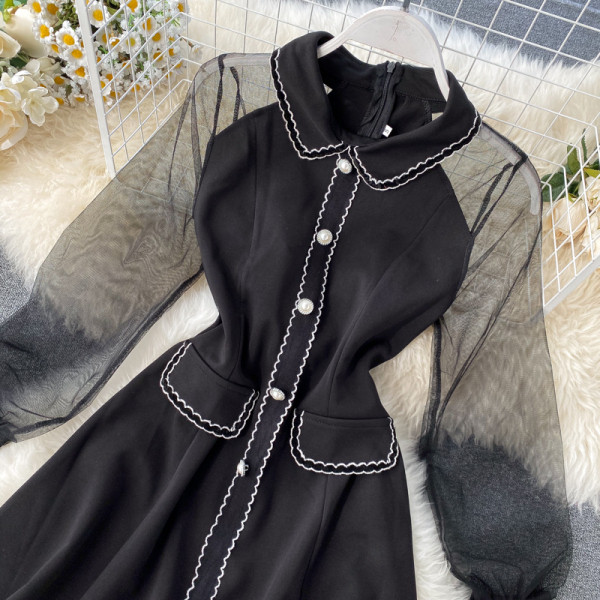 Új modell női ruha fekete színben, tüll ujjakkal és gombokkal