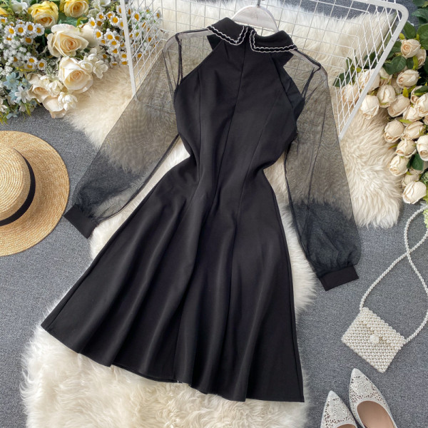 Új modell női ruha fekete színben, tüll ujjakkal és gombokkal