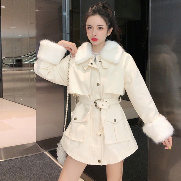 Piros és bézs színű női téli kabát gallérral és ujjakkal