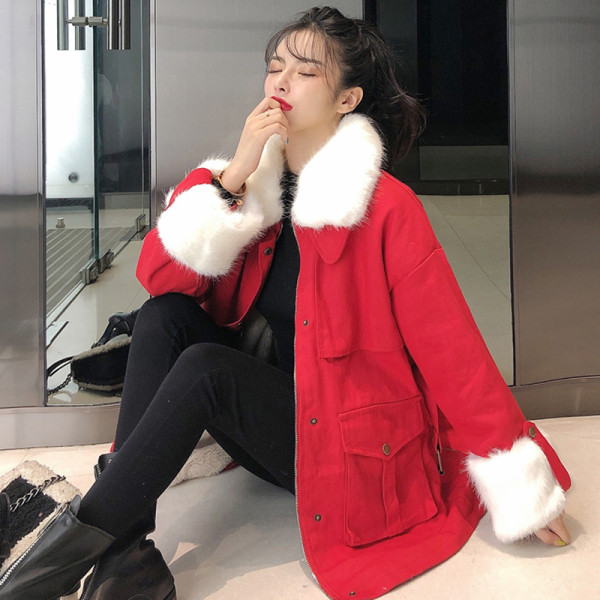 Piros és bézs színű női téli kabát gallérral és ujjakkal