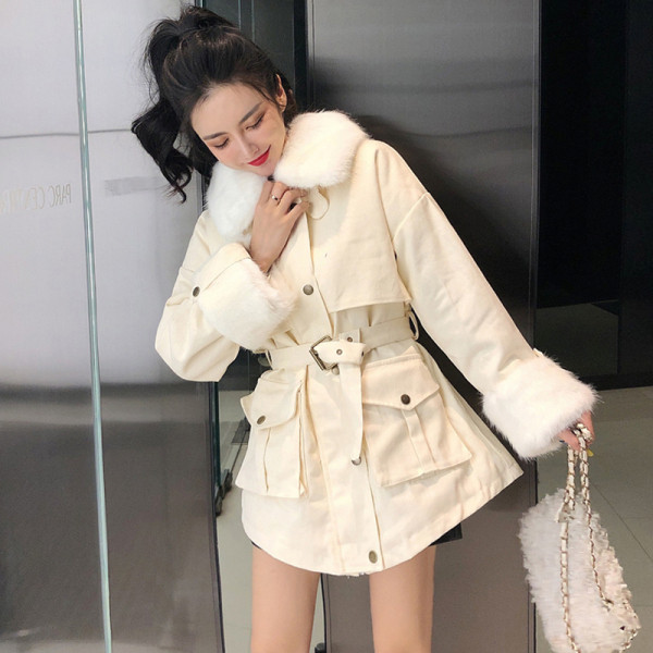 Piros és bézs színű női téli kabát gallérral és ujjakkal