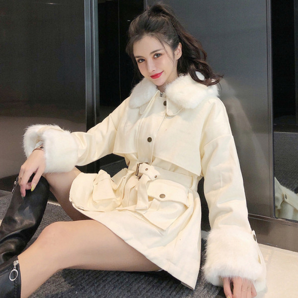 Piros és bézs színű női téli kabát gallérral és ujjakkal