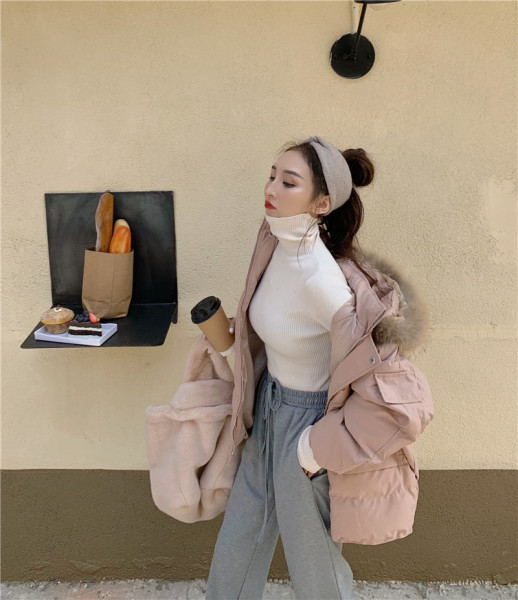 Modern téli kabát fekete és rózsaszín színben, pehelyszínben