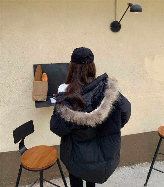 Modern téli kabát fekete és rózsaszín színben, pehelyszínben