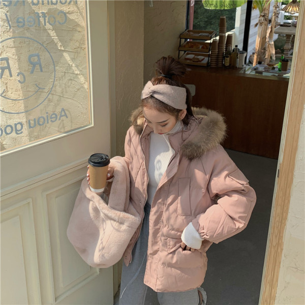 Modern téli kabát fekete és rózsaszín színben, pehelyszínben