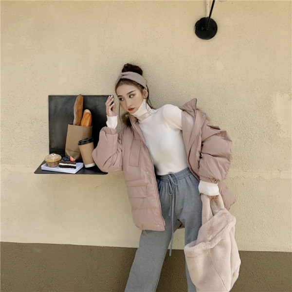 Modern téli kabát fekete és rózsaszín színben, pehelyszínben