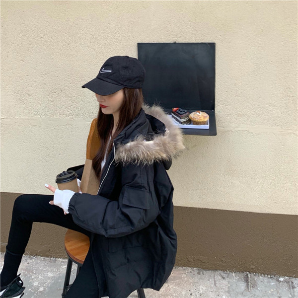 Modern téli kabát fekete és rózsaszín színben, pehelyszínben