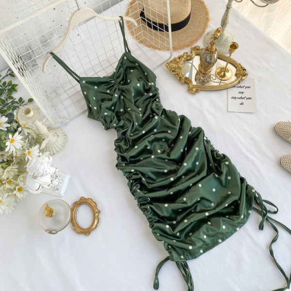 Stílusos női ruha zöld színben pöttyökkel és vékony pántokkal