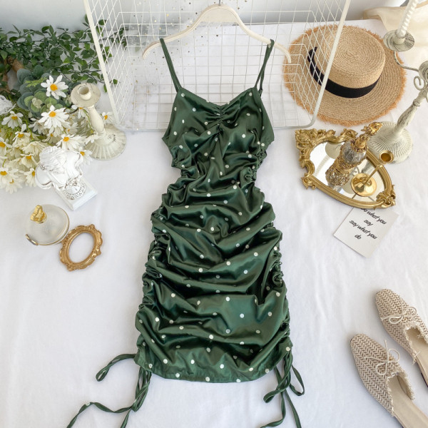 Stílusos női ruha zöld színben pöttyökkel és vékony pántokkal