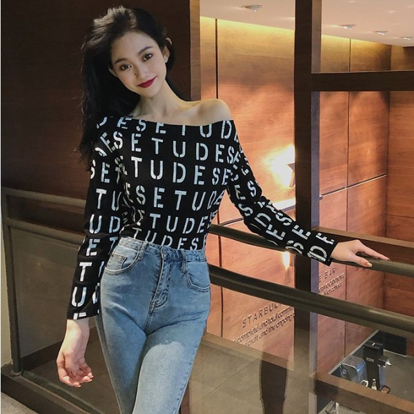 Női testhezálló blúz fekete, fehér és narancssárga feliratokkal