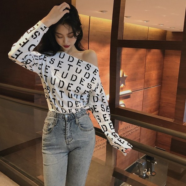 Női testhezálló blúz fekete, fehér és narancssárga feliratokkal