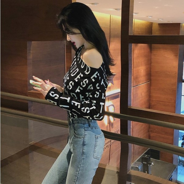 Női testhezálló blúz fekete, fehér és narancssárga feliratokkal