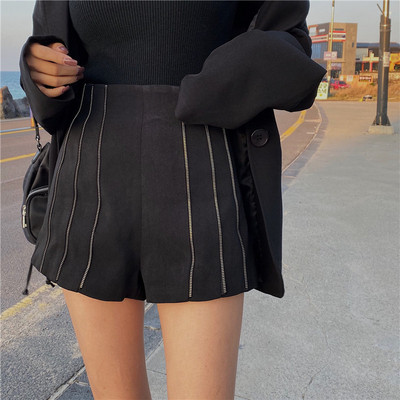 Modern rövidnadrág fekete színben, fém elemekkel