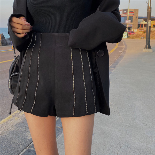 Modern rövidnadrág fekete színben, fém elemekkel