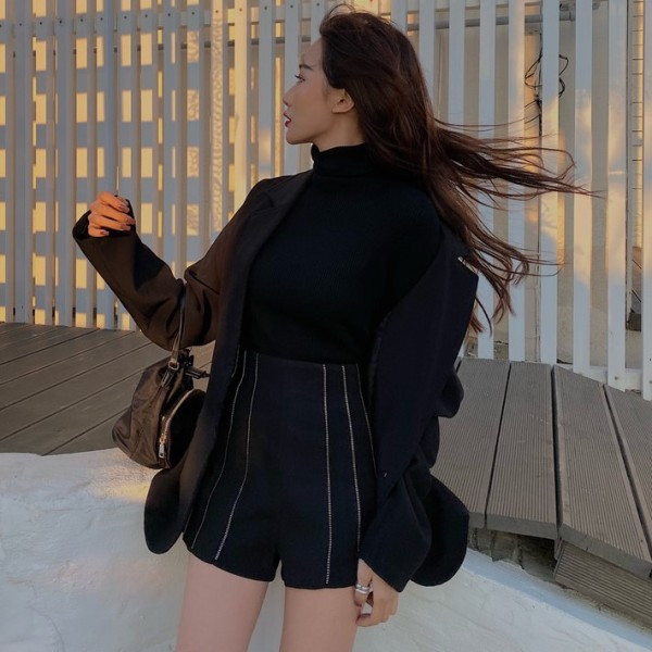 Modern rövidnadrág fekete színben, fém elemekkel