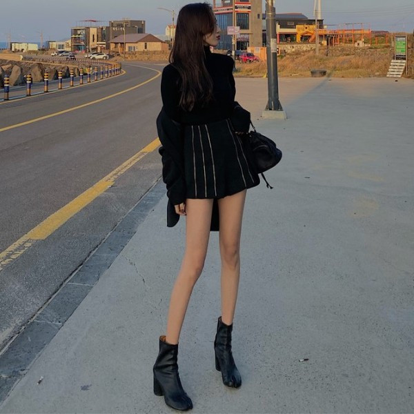 Modern rövidnadrág fekete színben, fém elemekkel