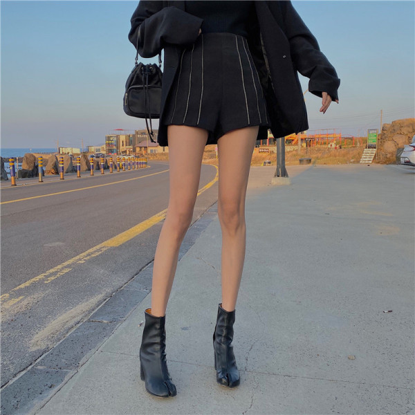 Modern rövidnadrág fekete színben, fém elemekkel