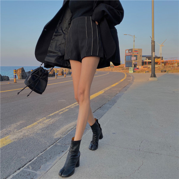 Modern rövidnadrág fekete színben, fém elemekkel