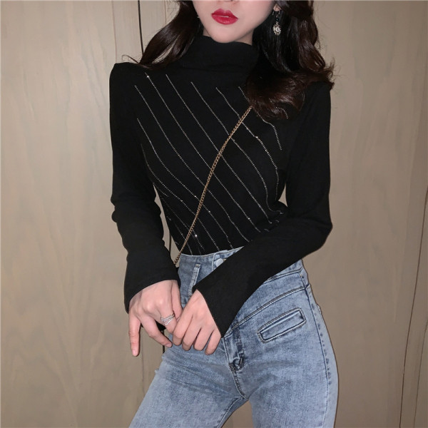 Női testhezálló blúz polo gallérral és kövekkel