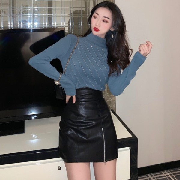 Női testhezálló blúz polo gallérral és kövekkel