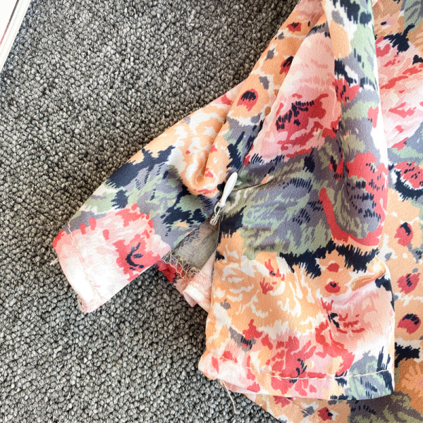 Modern női rövid blúz, széles ujjal és virágmintával, két színben