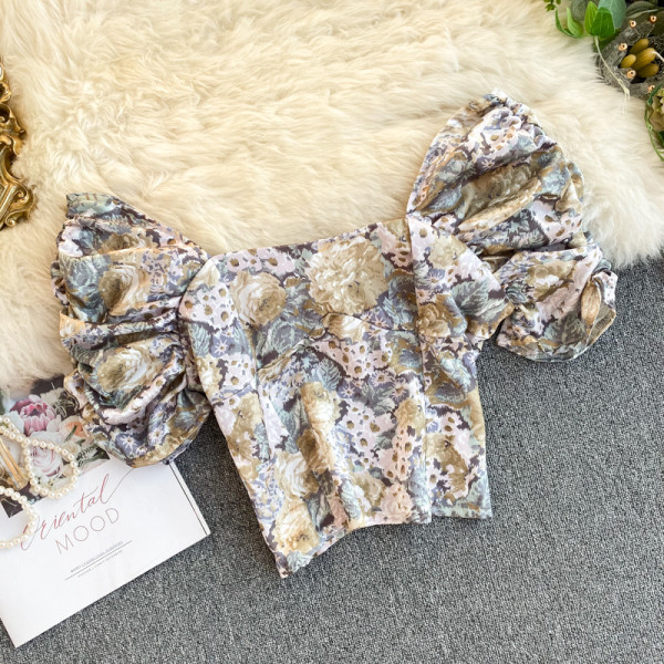 Modern női rövid blúz, széles ujjal és virágmintával, két színben